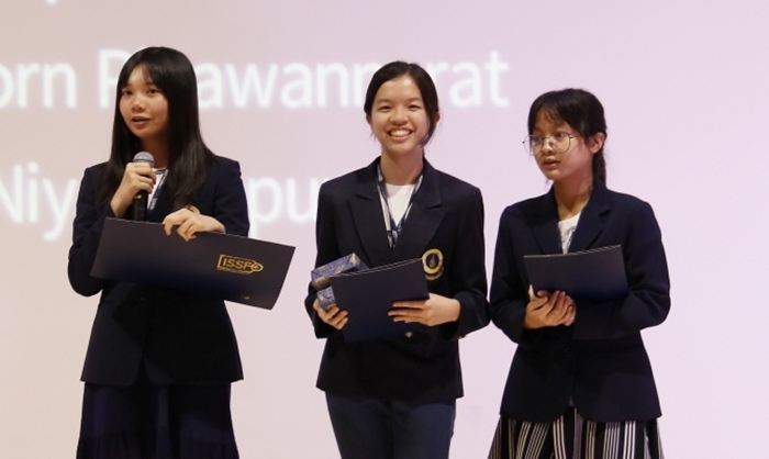 A team of Thai students from Mahidol Wittayanusorn School on June 23 receives the grand prize in the 2017 International Students Science Fair held in Busan (Korea Science Academy)